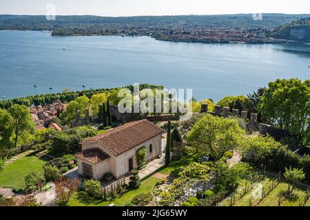 Les jardins de la Rocca di Angera et du lac majeur, vus de la tour Angera, Lombardie, Italie Banque D'Images