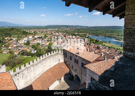 Vue panoramique depuis le sommet de Rocca di Angera sur les rives du lac majeur et entouré par une belle campagne, Lombardie, Italie Banque D'Images