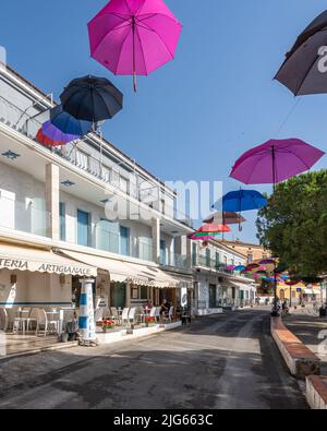 Marina di Camerota, Campanie, Italie, juin 2022 - le front de mer de Marina di Camerota avec des parasols flottants colorés, un desti populaire de tourisme d'été Banque D'Images