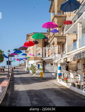 Marina di Camerota, Campanie, Italie, juin 2022 - le front de mer de Marina di Camerota avec des parasols flottants colorés, un desti populaire de tourisme d'été Banque D'Images