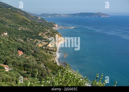 Vue panoramique sur la côte du Cilento avec de belles plages et mer claire, région de Campanie, Italie Banque D'Images