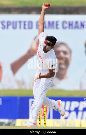 Galle, Sri Lanka. 8th juillet 2022. Le Morawakawage Maheesh Theekshana au Sri Lanka a été mis à l'épreuve pendant les 1st jours du match de cricket de 2nd entre le Sri Lanka et l'Australie au stade international de cricket de Galle, à Galle, le 8th juillet 2022. Viraj Kothalwala/Alamy Live News Banque D'Images