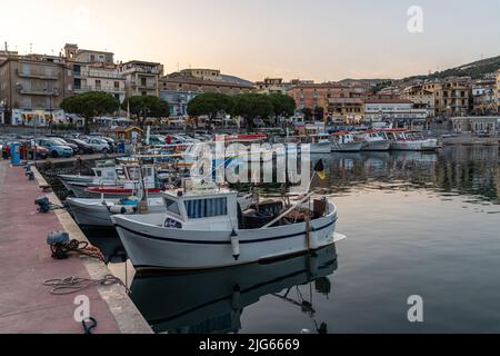 Bateau de pêche amarré au port de Marina di Camerota au coucher du soleil, Campanie, Italie Banque D'Images