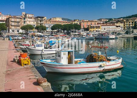 Bateaux de pêche colorés amarrés au port de Marina di Camerota. Marina di Camerota, Campanie, Italie, juin 2022 Banque D'Images