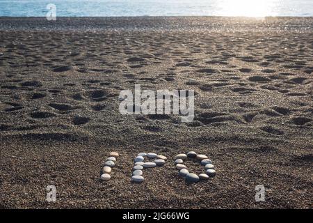 Abréviation IPO par lettres de pierre sur la plage de sable. IPO est l'offre publique initiale Banque D'Images