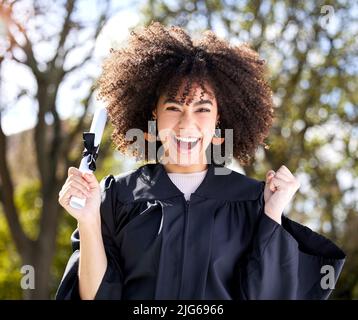 Une lueur de potentiel. Portrait d'une jeune femme qui applaudisse le jour de la remise des diplômes. Banque D'Images