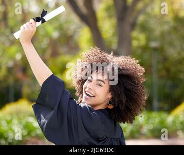 Allez être incroyable. Portrait d'une jeune femme qui applaudisse le jour de la remise des diplômes. Banque D'Images