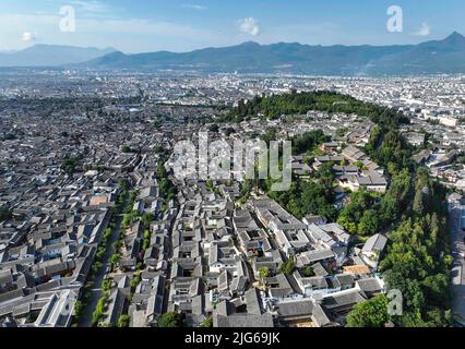 LIJIANG, CHINE - 8 JUILLET 2022 - photo aérienne prise sur 8 juillet 2022 montre le paysage de la vieille ville de Lijiang, dans la province du Yunnan, dans le sud-ouest de la Chine. Banque D'Images