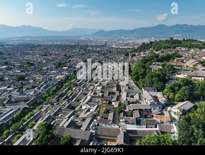 LIJIANG, CHINE - 8 JUILLET 2022 - photo aérienne prise sur 8 juillet 2022 montre le paysage de la vieille ville de Lijiang, dans la province du Yunnan, dans le sud-ouest de la Chine. Banque D'Images