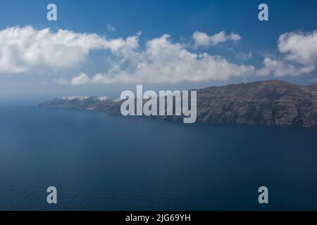 Vue panoramique sur Oia Santorini et la mer Égée Banque D'Images