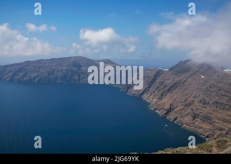 Vue panoramique sur la colline volcanique de Santorin et la mer Égée Banque D'Images