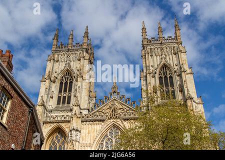 Vue extérieure du paysage urbain de la cathédrale et de l'église Metropolitique de Saint-Pierre, communément connue sous le nom de York Minster, dans la ville de York, en Angleterre Banque D'Images