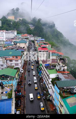 Gangtok, Sikkim - 16 juin 2022, les touristes apprécient un téléphérique au-dessus de la ville de Gangtok. Magnifique paysage urbain aérien de Sikkim. Couvert de brume ou de brouillard. Banque D'Images