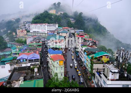 Gangtok, Sikkim - 16 juin 2022, les touristes apprécient un téléphérique au-dessus de la ville de Gangtok. Magnifique paysage urbain aérien de Sikkim. Couvert de brume ou de brouillard. Banque D'Images