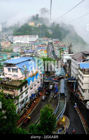 Gangtok, Sikkim - 16 juin 2022, les touristes apprécient un téléphérique au-dessus de la ville de Gangtok. Magnifique paysage urbain aérien de Sikkim. Couvert de brume ou de brouillard. Banque D'Images