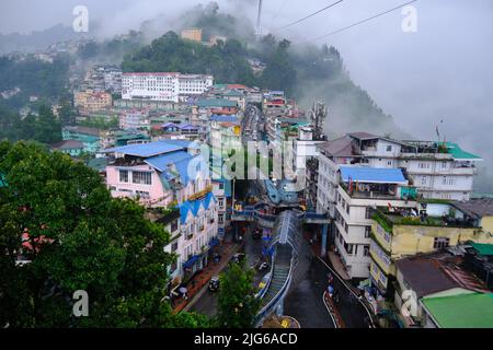 Gangtok, Sikkim - 16 juin 2022, les touristes apprécient un téléphérique au-dessus de la ville de Gangtok. Magnifique paysage urbain aérien de Sikkim. Couvert de brume ou de brouillard. Banque D'Images