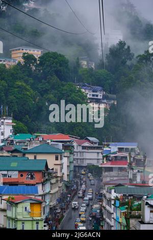 Gangtok, Sikkim - 16 juin 2022, les touristes apprécient un téléphérique au-dessus de la ville de Gangtok. Magnifique paysage urbain aérien de Sikkim. Couvert de brume ou de brouillard. Banque D'Images