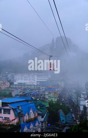 Gangtok, Sikkim - 16 juin 2022, les touristes apprécient un téléphérique au-dessus de la ville de Gangtok. Magnifique paysage urbain aérien de Sikkim. Couvert de brume ou de brouillard. Banque D'Images