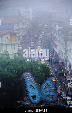 Gangtok, Sikkim - 16 juin 2022, les touristes apprécient un téléphérique au-dessus de la ville de Gangtok. Magnifique paysage urbain aérien de Sikkim. Couvert de brume ou de brouillard. Banque D'Images