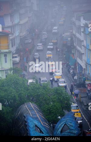 Gangtok, Sikkim - 16 juin 2022, les touristes apprécient un téléphérique au-dessus de la ville de Gangtok. Magnifique paysage urbain aérien de Sikkim. Couvert de brume ou de brouillard. Banque D'Images