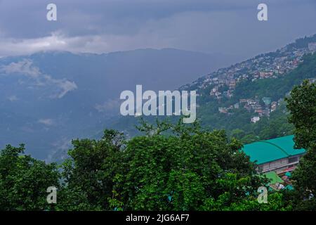 Gangtok, Sikkim - 16 juin 2022, les touristes apprécient un téléphérique au-dessus de la ville de Gangtok. Magnifique paysage urbain aérien de Sikkim. Couvert de brume ou de brouillard. Banque D'Images