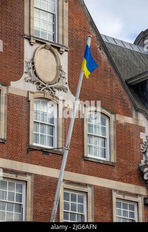 Belle vieille architecture de brique et de pierre à York, en Angleterre, avec vue sur le drapeau de l'Ukraine Banque D'Images