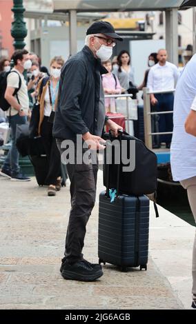 Venise, Italie. 07th juillet 2022. L'acteur Ted Danson arrive à la gare de Venise pour accompagner sa femme Mary Steenburgen qui commencera à tourner le film Book Club 2 dans les prochains jours crédit: Agence de photo indépendante/Alamy Live News Banque D'Images