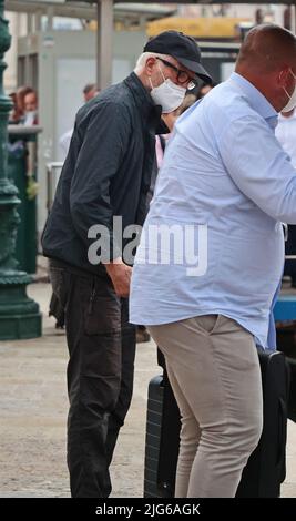 Venise, Italie. 07th juillet 2022. L'acteur Ted Danson arrive à la gare de Venise pour accompagner sa femme Mary Steenburgen qui commencera à tourner le film Book Club 2 dans les prochains jours crédit: Agence de photo indépendante/Alamy Live News Banque D'Images