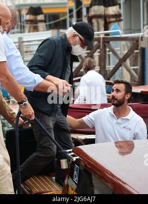 Venise, Italie. 07th juillet 2022. L'acteur Ted Danson arrive à la gare de Venise pour accompagner sa femme Mary Steenburgen qui commencera à tourner le film Book Club 2 dans les prochains jours crédit: Agence de photo indépendante/Alamy Live News Banque D'Images