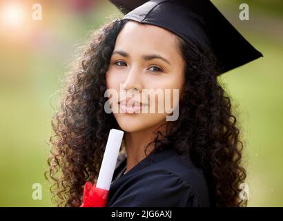 Je sais jusqu'où je veux aller. Portrait d'une jeune femme titulaire de son diplôme le jour de la remise des diplômes. Banque D'Images