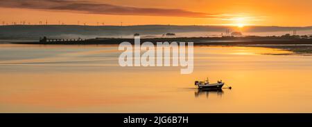 Appledore, North Devon, Angleterre. Vendredi 8th juillet 2022. Après une nuit humide à North Devon, le soleil se lève sur un estuaire paisible de la rivière Torridge, dans le pittoresque village côtier d'Appledore. Crédit : Terry Mathews/Alay Live News Banque D'Images