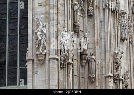 MILAN, ITALIE - 10 MAI 2018 : c'est un fragment avec une partie de 2400 statues qui ornent les murs extérieurs de la cathédrale de Milan. Banque D'Images