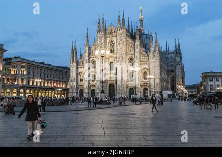 MILAN, ITALIE - 12 MAI 2018 : c'est la cathédrale de la Nativité de la Vierge Marie (Duomo) la nuit. Banque D'Images