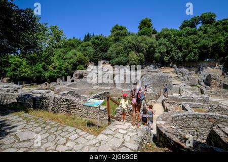 Butrint, Ksamil, Albanie - les touristes visitent l'amphithéâtre dans l'ancien Butrint, le temple d'Asclepius et le théâtre, le patrimoine mondial ruiné ville de Butrint. Banque D'Images