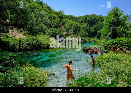 Muzina, Albanie - les touristes se baignent dans le Syri i Kaltër, L'OEIL BLEU, est avec 6 m³/s l'eau la plus riche source du pays. L'eau sort de Banque D'Images