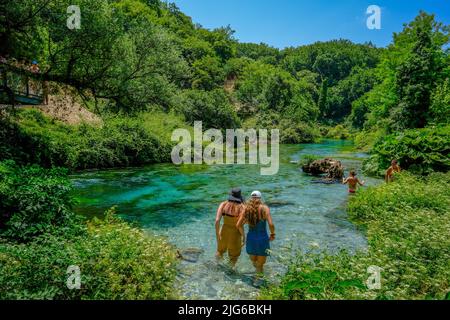 Muzina, Albanie - les touristes se baignent dans le Syri i Kaltër, L'OEIL BLEU, est avec 6 m³/s l'eau la plus riche source du pays. L'eau sort de Banque D'Images