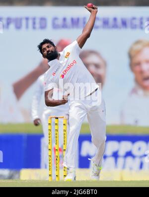 Galle, Sri Lanka. 8th juillet 2022. Le sri lankais Prabath Jayasuriya Bowls pendant les 1st jours du match de cricket test de 2nd entre le sri lankais et l'Australie au stade international de cricket de Galle, à Galle, le 8th juillet 2022. Viraj Kothalwala/Alamy Live News Banque D'Images