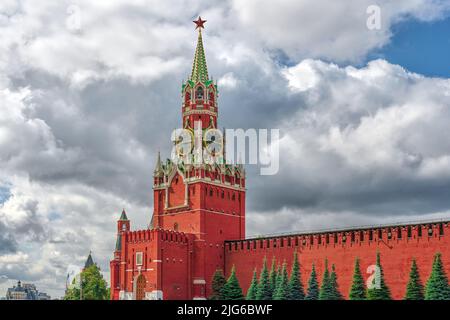 Paysage de la ville, centre de Moscou, vue sur la tour Spasskaya du Kremlin de Moscou et mur sur la place Rouge. Ciel de nuages arrière-plan. Photo HDR. Banque D'Images