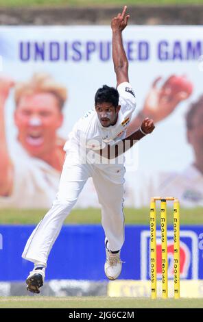 Galle, Sri Lanka. 8th juillet 2022. Kasun Rajitha, sri lankais, remet une balle pendant les 1st jours du match de cricket de 2nd entre le Sri Lanka et l'Australie au stade international de cricket de Galle, à Galle, le 8th juillet 2022. Viraj Kothalwala/Alamy Live News Banque D'Images