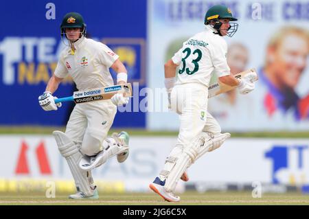 Galle, Sri Lanka. 8th juillet 2022. Les batteurs australiens Marnus Labuschagne (R) et Steve Smith se disputent entre les bickets pendant les 1st jours du match de cricket de 2nd entre le Sri Lanka et l'Australie au stade international de cricket de Galle, à Galle, le, le 8th juillet 2022. Viraj Kothalwala/Alamy Live News Banque D'Images