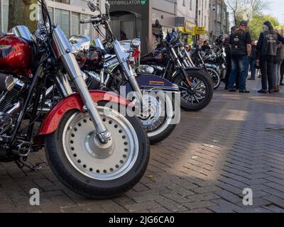 Doublure de motos Harley Davidson Abington Street dans le centre-ville de Northampton, Royaume-Uni ; partie d'un collecteur de fonds de bienfaisance annuel Banque D'Images