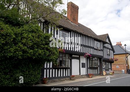 Le Kings House un 16th siècle noir et blanc demi à colombages 16th siècle est maintenant un restaurant situé dans ile village médiéval de Pembridge à Arro Banque D'Images