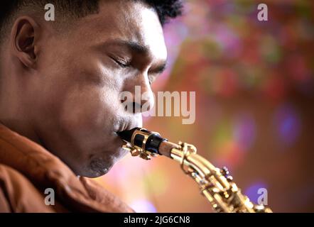 Étirez ces tuyaux. Plan court d'un jeune musicien masculin de belle taille jouant son saxophone à la maison. Banque D'Images