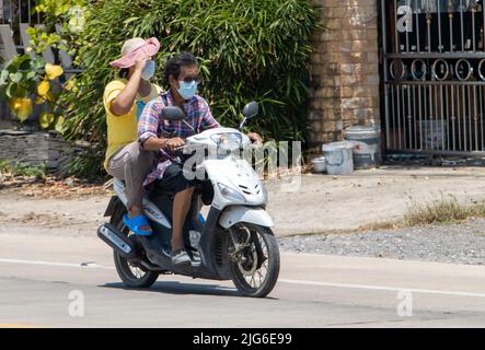 BANGKOK, THAÏLANDE, APR 25 2022, le couple roule en moto sur la route Banque D'Images