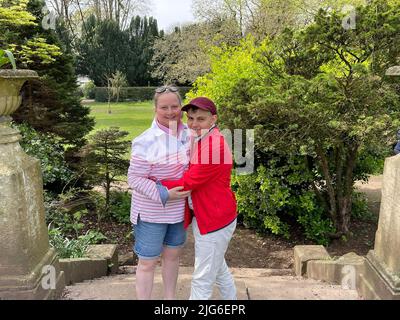 Photo de Rachel Rankmore (à gauche) avec son fils Bailey Williams, 20 ans, qui souffre d'épilepsie et de difficultés d'apprentissage et prend Celixir20. Les familles d'enfants épileptiques ont parlé de leur dévastation et de leur colère après la décision d'arrêter les importations d'une huile de cannabis médicinale qu'ils disent avoir « sauvé la vie ». Date de publication : vendredi 8 juillet 2022. Banque D'Images