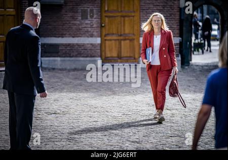 2022-07-08 09:52:47 LA HAYE - Sigrid Kaag, ministre des Finances, à l'arrivée au Binnenhof pour le Conseil hebdomadaire des Ministres. ANP BART MAAT pays-bas hors - belgique hors Banque D'Images