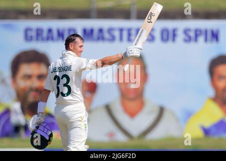 Galle, Sri Lanka. 8th juillet 2022. Marnus Labuschagne, en Australie, célèbre son siècle au cours des 1st jours du match de cricket de 2nd entre le Sri Lanka et l'Australie au stade international de cricket de Galle, à Galle, le 8th juillet 2022. Viraj Kothalwala/Alamy Live News Banque D'Images