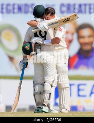 Galle, Sri Lanka. 8th juillet 2022. Marnus Labuschagne, en Australie, célèbre l'obtention de 100 courses avec Steve Smith, coéquipier, au cours des 1st jours du match de cricket test de 2nd entre le Sri Lanka et l'Australie au stade international de cricket de Galle, à Galle, le 8th juillet 2022. Viraj Kothalwala/Alamy Live News Banque D'Images