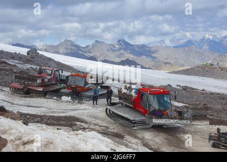 Station de téléphérique Garabashi 3847m, camp d'alpinistes, les touristes s'assoient dans une voiture de compactage de neige pour se rapprocher du sommet du mont Elbrus. Kabardino-Balkarie, Banque D'Images