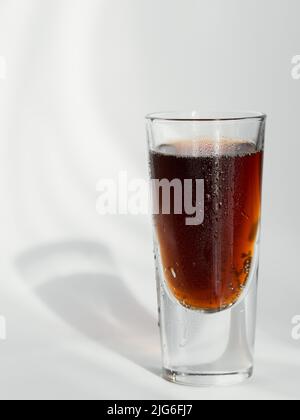 Verre de cola sur fond blanc Banque D'Images